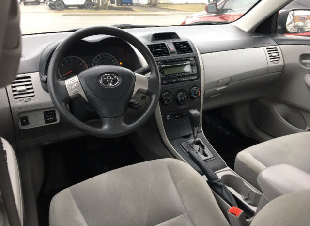 2013 Toyota Corolla Sedan full