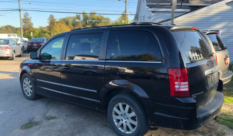 2010 Chrysler Town N Country/Navigation/Leather Heated Seats/Sunroof full