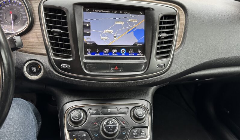2015 Chrysler 200 4dr Sdn C FWD full