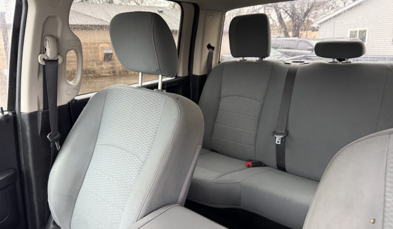 2016 Ram 1500 4wd crew cab 140.5″ st full